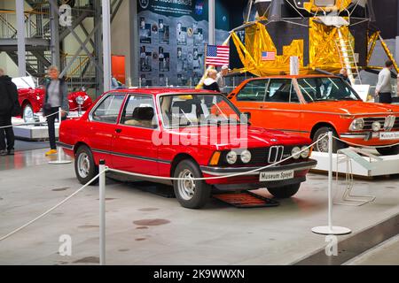 SPEYER, GERMANIA - OTTOBRE 2022: BMW rossa 3 3er Serie E21 auto retrò nel Technikmuseum Speyer. Foto Stock