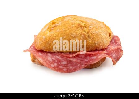 Sandwich con salame , pane di semola di grano duro con fette di salame isolato su bianco, tagliere Foto Stock