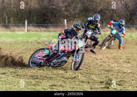 Kenzie Cossey gareggia in una gara di motociclette da cavallino. Evento Donut Meeting organizzato da Southend & District Motorcycle Club, Latchingdon, Essex, UK. Foto Stock