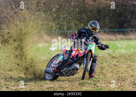 Kenzie Cossey gareggia in una gara di motociclette da cavallino. Evento Donut Meeting organizzato da Southend & District Motorcycle Club, Latchingdon, Essex, UK. Foto Stock