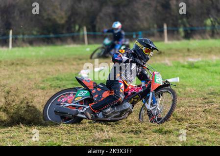 Kenzie Cossey gareggia in una gara di motociclette da cavallino. Evento Donut Meeting organizzato da Southend & District Motorcycle Club, Latchingdon, Essex, UK. Foto Stock