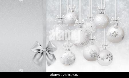 Allegri palle decorative natalizie con nastri in argento lucido archi e motivi glitter, appesi su sfondo bianco di luci sfocate e neve. gre regalo Foto Stock