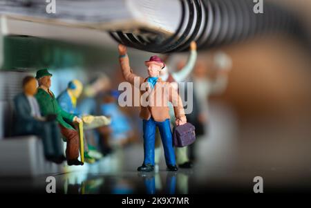 Giocattolo in miniatura di persone che viaggiano su un concetto di trasporto pubblico con profondità di campo poco profonda - viaggio su un treno o autobus. Foto Stock