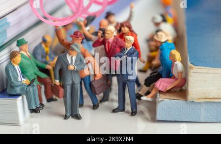 Miniatura di quando si è già in ritardo per il lavoro e il boos è proprio dietro di voi, in un concetto di trasporto pubblico (autobus o treno). Foto Stock