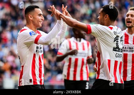 EINDHOVEN - (lr) Anwar El Ghazi di PSV Eindhoven e Cody Gakpo di PSV Eindhoven festeggiano il 1-0 durante la partita olandese di Eredivie tra PSV Eindhoven e NEC Nijmegen allo stadio Phillips il 30 ottobre 2022 a Eindhoven, Paesi Bassi. ANP OLAF KRAAK Foto Stock