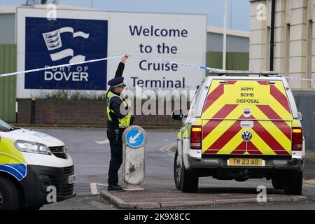 L'unità di smaltimento della bomba dell'esercito vicino al centro di lavorazione dei migranti a dover, Kent, a seguito di un incidente. Data immagine: Domenica 30 ottobre 2022. Foto Stock