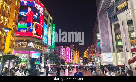 SHANGHAI, CINA - 29 OTTOBRE 2022 - i turisti spendono i soldi al centro commerciale pedonale di Nanjing Road, un punto di riferimento del turismo commerciale, a Shanghai, Cina, ottobre Foto Stock