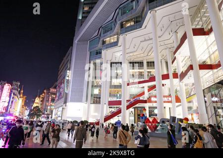 SHANGHAI, CINA - 29 OTTOBRE 2022 - i turisti spendono i soldi al centro commerciale pedonale di Nanjing Road, un punto di riferimento del turismo commerciale, a Shanghai, Cina, ottobre Foto Stock