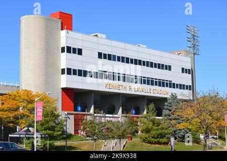 STONY BROOK, NEW YORK - 21 ottobre 2022: Stadio Lavalle. Lo stadio Kenneth P. Lavalle è sede della squadra di football, calcio e lacrosse di Stony Brook SeaWolves Foto Stock