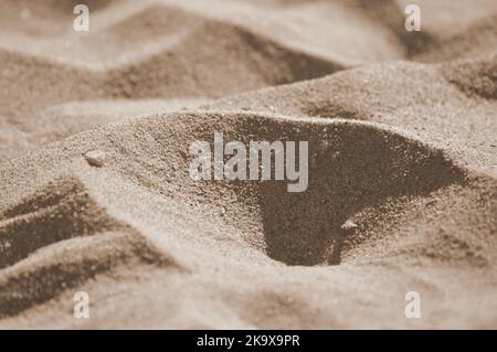 Zoom sulla sabbia da una spiaggia, Italia, San Remo Foto Stock