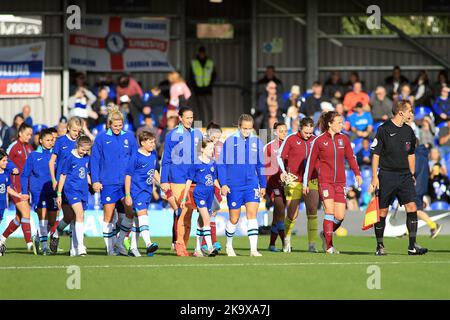 Londra, Regno Unito. 30th Ott 2022. Londra, 30th 2022 ottobre: Entrambe le squadre entrano in campo durante la partita della Super League di Barclays fa Womens tra Chelsea e Aston Villa a Kingsmeadow, Londra, Inghilterra. (Pedro Soares/SPP) Credit: SPP Sport Press Photo. /Alamy Live News Foto Stock