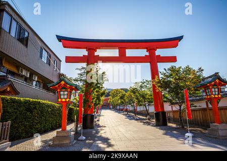 Torii porta del famoso punto di riferimento Fushimi Inari taisha, a sud di Kyoto, Giappone. Fushimi Inari è il più importante santuario shintoista e il più antico di Foto Stock