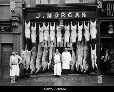 Incredibile (in più modi!) Esposizione di carcasse di suino all'esterno della macelleria di J. Morgan su Broad Street, Waterford, Irlanda - 1916 Foto Stock