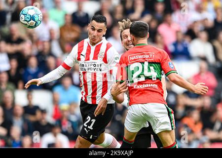 EINDHOVEN - (lr) Anwar El Ghazi di PSV Eindhoven, Luuk de Jong di PSV Eindhoven, Calvin Verdonk di NEC Nijmegen durante la partita olandese di Eredivie tra PSV Eindhoven e NEC Nijmegen allo stadio Phillips il 30 ottobre 2022 a Eindhoven, Paesi Bassi. ANP OLAF KRAAK Foto Stock