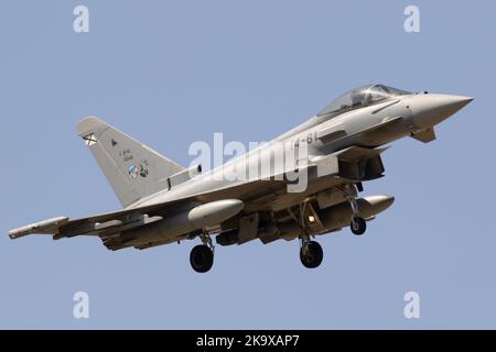 L'Eurofighter dell'aeronautica spagnola entra a terra durante l'esercizio SIRIO 22 presso la base aerea Gando. Foto Stock