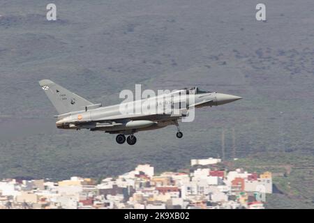 L'Eurofighter dell'aeronautica spagnola entra a terra durante l'esercizio SIRIO 22 presso la base aerea Gando. Foto Stock