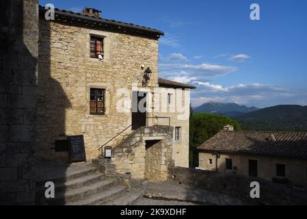 Edifici storici e Piazza del Villaggio nel Vecchio Villaggio di le Poët-Laval Drôme Provenza Francia Foto Stock