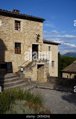 Edifici storici e Piazza del Villaggio nel Vecchio Villaggio di le Poët-Laval Drôme Provenza Francia Foto Stock