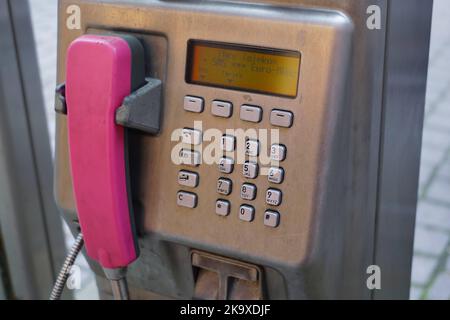 Telefono pubblico a pagamento in Düsseldorf/Germania. Foto Stock