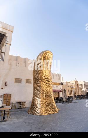 'Le Pouce', una scultura a forma di pollice gigante, opera d'arte dell'acclamato artista francese César Baldaccini a Souq Waqif. Foto Stock