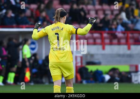 Crawley, Regno Unito. 30th Ott 2022. Crawley, Inghilterra, 30th ottobre 2022: TINJA-Riika Korpela (1 Tottenham) festeggia il 4th° goal di Tottenham durante la partita della Super League delle donne fa di Barclays tra Brighton e Hove Albion e Tottenham Hotspur al Broadfield Stadium di Crawley, Inghilterra. (Dylan Clinton/SPP) Credit: SPP Sport Press Photo. /Alamy Live News Foto Stock
