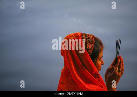 Kathmandu, Nepal. 30th Ott 2022. Una donna nepalese indù offre preghiere per il tramonto del sole sulle rive del laghetto Kamal Pokhari durante il festival Chhath a Kathmandu. Chhath, un'antica festa osservata dagli indù, dove i devoti si riuniscono presso il fiume santo per offrire preghiere mentre digiunano, nuotano e si trovano in acqua per periodi continui per offrire preghiere al Dio Sole, ringraziando e rendendo omaggio per cercare benedizioni per il sostegno alla vita sulla terra. (Foto di Skanda Gautam/SOPA Images/Sipa USA) Credit: Sipa USA/Alamy Live News Foto Stock