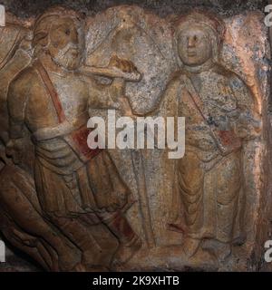 Sant'Elena, madre del primo imperatore romano cristiano, si imbarca nel suo pellegrinaggio per trovare la vera Croce: Scolpita fine 1100s capitale romanica sopra la statua di Sant'Elena nel portale nord della Basilica Saint-Just-de-Valcabrère, consacrata nel 1200 d.C. nel villaggio dei Pirenei di Valcabrère, Occitanie, Francia. Foto Stock