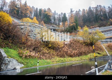 Strada alpina tortuosa vicino alla cima del Passo Maloja a Graubünden, Svizzera Foto Stock