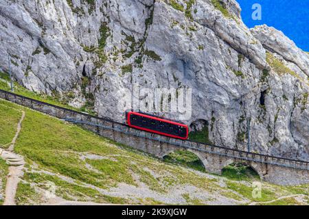 Treno a cremagliera che sale fino alla cima del Monte Pilatus nel Canton Lucerna, Svizzera. La ferrovia a cremagliera più ripida del mondo Foto Stock