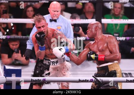 GLENDALE, AZ - 29 OTTOBRE: Jake Paul e Anderson Silva si incontrano nel ring di boxe per il loro incontro di peso crociato all'evento PPV Paul vs Silva di Showtime presso la Desert Diamond Arena il 29 ottobre 2022 a Glendale, Arizona, Stati Uniti.(Photo by Alejandro Salazar/PxImages) Foto Stock