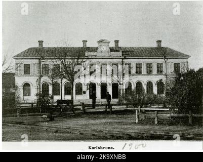 La ferrovia Karlskrona - Växjö è stata aperta al traffico pubblico nel 1874. Nello stesso anno, le case di stazione sono state completate su due piani. Il cortile è stato progettato in modo da avere spazio per cinque piste. La modernizzazione della stazione ha avuto luogo nel 1946. La stazione fu chiamata Karlskrona Central nel periodo 1.9.1954-1,9.1957. Foto Stock