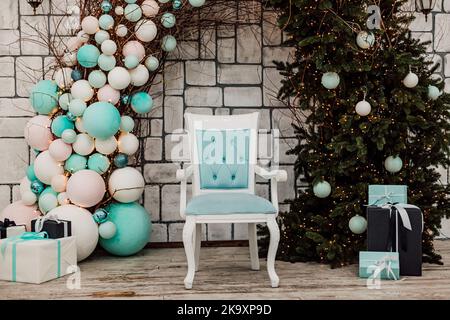 Sedia blu negli interni di Natale. Arco di Natale con palloncini Foto Stock