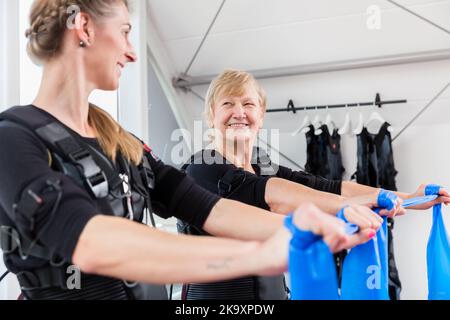 Giovane e anziana donna che ha formazione ems insieme Foto Stock