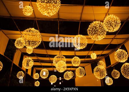 Arredamento esterno e arte vintage e retrò lampada a LED che appende soffitto sul tetto all'aperto del mercato di strada a Loy Krathong e cand Foto Stock