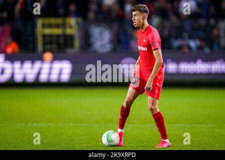 BRUXELLES, BELGIO - 27 OTTOBRE: La Papescu ottava della FCSB si sgrida con la palla durante la partita della Lega di conferenza UEFA Europa del Gruppo B tra RSC Anderlecht e FCSB al Lotto Park il 27 ottobre 2022 a Bruxelles, Belgio (Foto di Rene Nijhuis/Orange Pictures) Foto Stock