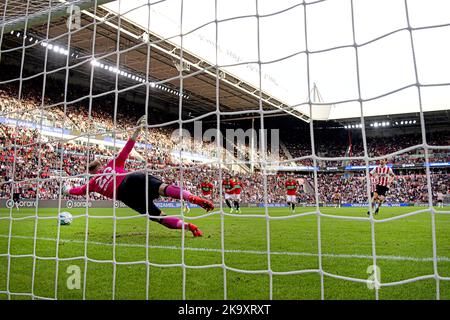 EINDHOVEN - Luuk de Jong di PSV segna da un calcio di punizione, il custode Jasper Cillessen non ha alcuna possibilità durante la partita olandese di Eredivie tra PSV Eindhoven e NEC Nijmegen nello stadio Phillips il 30 ottobre 2022 a Eindhoven, nei Paesi Bassi. ANP OLAF KRAAK Foto Stock