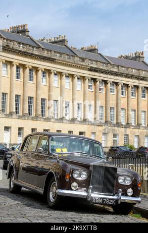 Una Limousine chiusa da 1972 Rolls-Royce Phantom VI con due biglietti d'ingresso al Royal Crescent di Bath, Regno Unito Foto Stock