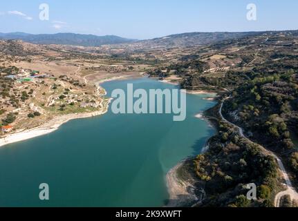 Veduta aerea del villaggio abbandonato di Evretou sul lato del bacino di Evretou, distretto di Paphos, Cipro. Foto Stock