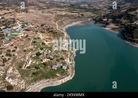 Veduta aerea del villaggio abbandonato di Evretou sul lato del bacino di Evretou, distretto di Paphos, Cipro. Foto Stock