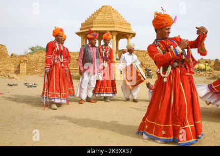 Danza tradizionale al Thar Desert Festival in Rajasthan, India Foto Stock
