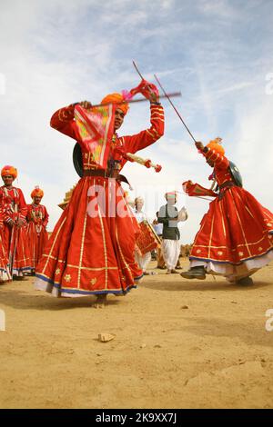 Danza tradizionale al Thar Desert Festival in Rajasthan, India Foto Stock