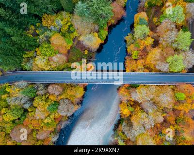 Vista aerea di spettacolari colori tardo autunnali negli alberi accanto al fiume Garry vicino a Killiecrankie a Perth e Kinross. Foto Stock