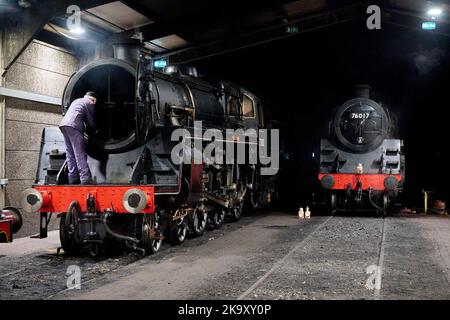 Locomotive a vapore nel capannone alla fine di una giornata intensa sulla Bluebell Railway Foto Stock