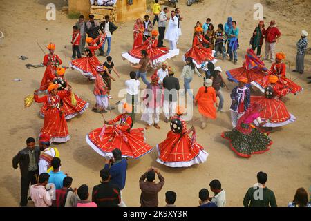 Danza tradizionale al Thar Desert Festival in Rajasthan, India Foto Stock