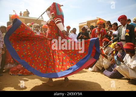 Danza tradizionale al Thar Desert Festival in Rajasthan, India Foto Stock