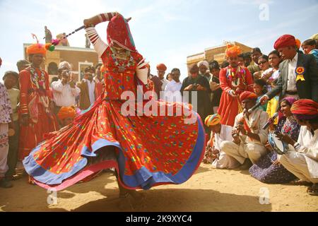 Danza tradizionale al Thar Desert Festival in Rajasthan, India Foto Stock