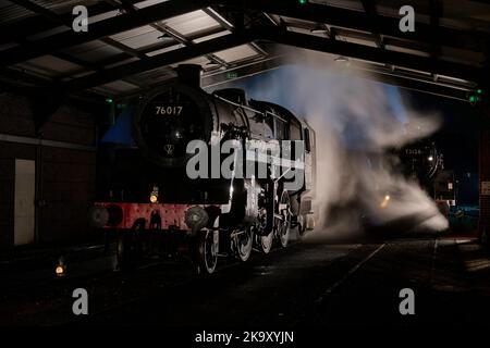 Locomotive a vapore nel capannone alla fine di una giornata intensa sulla Bluebell Railway Foto Stock