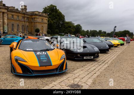 Impressionante collezione di supercar in mostra presso la Grande Corte di Blenheim Palace il 4th settembre 2022 Foto Stock