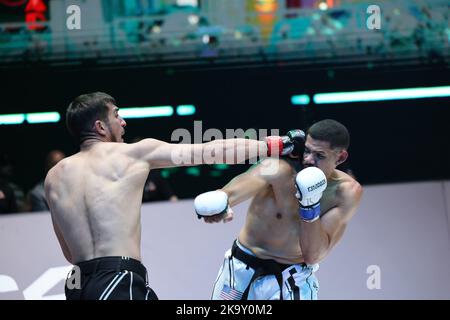 ORLANDO, FL - 29 OTTOBRE: Elvin Aghayev sbarca un pugno durante il Karate Combat 36 il 29 ottobre 2022 agli Universal Studios di Orlando, Florida. (Foto di Aaron Litz/PxImages) Foto Stock