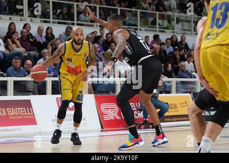 Trento, Italia. 30th Ott 2022. David Logan - Givova Scafati gioca la palla durante Dolomiti energia Trentino vs Givova Scafati, Basket Italiano Campionato di Serie a Trento, Italia, Ottobre 30 2022 Credit: Independent Photo Agency/Alamy Live News Foto Stock